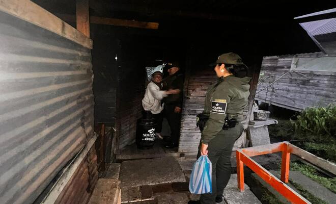 Entregan mercado a pareja de abuelitos 