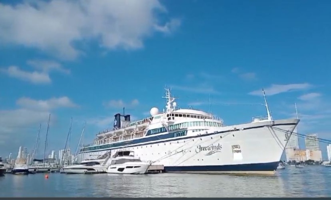 El Freewinds, cuyo puerto y hogar es Curaçao. diseñado con alta tecnología, no solo es un espacio seguro y estético