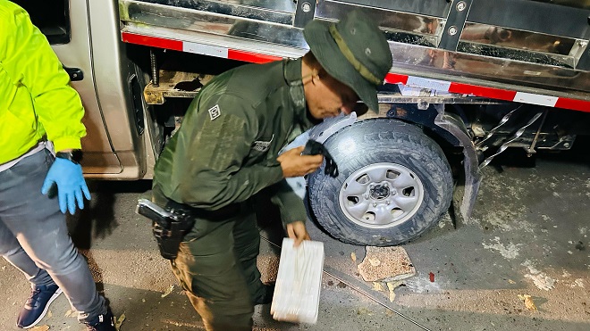 El alcaloide con un peso aproximado a los 400 kilos fue hallado oculto en la carrocería del vehículo