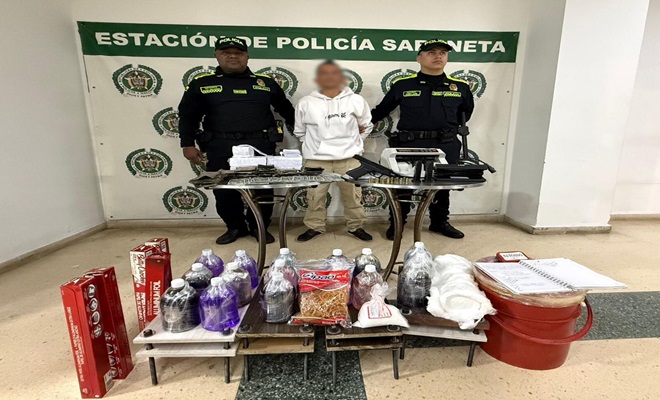 Capturado y elementos incuatados para la falsificación de moneda en el banner acompañado de dos policias