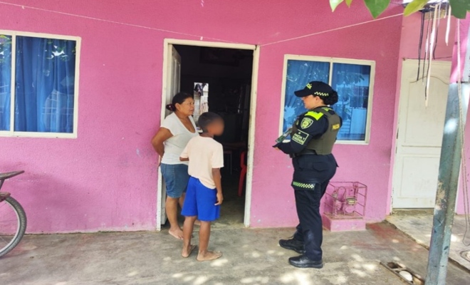 Con una presencia cercana y preventiva continuamos fortaleciendo el acompañamiento a las familias de la ciudad, llevando orientación y rutas de protección directamente a los hogares.