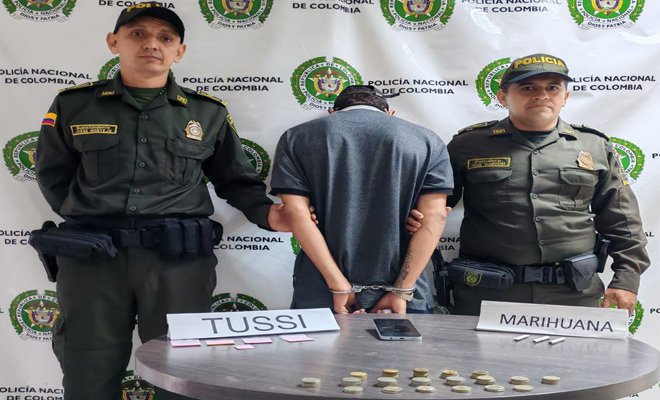 La Policía Nacional lo sorprendió cuando ofrecía un cigarrillo de marihuana a un menor de 15 años y en su poder tenía varias dosis de "tusi", marihuana y dinero producto de la venta de sustancias alucinógenas