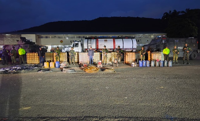 Funcionarios p&uacute;blicos de la polic&iacute;a y ejercito nacional recuperan de los 9.000 galones de gasolina recuperados 