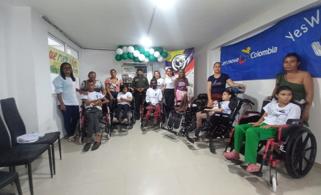 Policías de Tamalameque entregan sillas de ruedas a personas con discapacidad