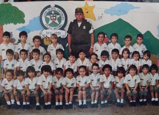 Foto antigua estudiantes junto al AG. Rojas Vicente en el colegio del DEMET