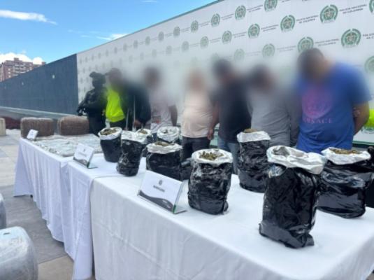 Les fueron halladas en su vivienda más de dos toneladas de marihuana avaluadas en cerca de 3 mil millones de pesos.