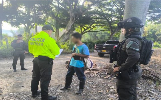 Policía notificando orden de captura a ciudadano