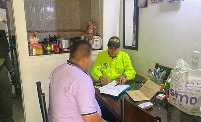 Policía notificando orden de captura a ciudadano por hurto a hidrocarburos