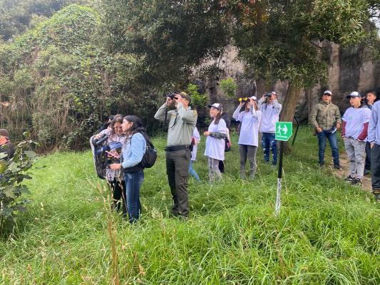 policia con turistas haciendo avistamiento de aves