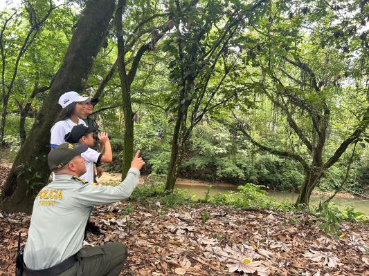 policia con turistas haciendo avistamiento de aves