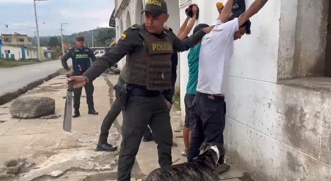 Hallazgo de arma corto punzante a una persona en un registro