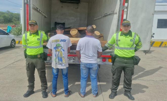 Policía de Tránsito frustra transporte ilícito de productos forestales y captura a dos ciudadanos.