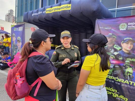 Una mujer policía valerosa 