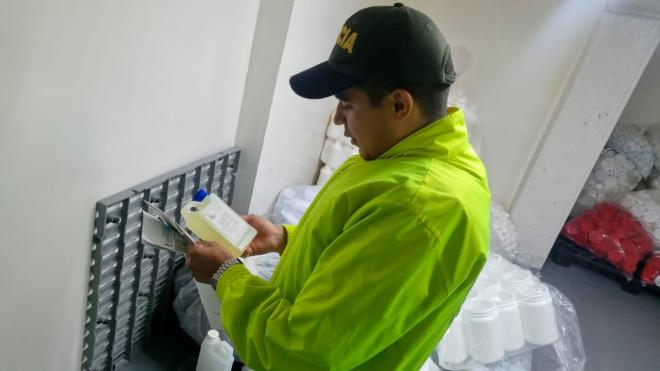 Incautación de 672 insumos para la fabricación de productos falsificados.