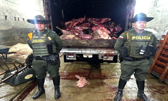 Dos polic&iacute;as custodian carne incautada