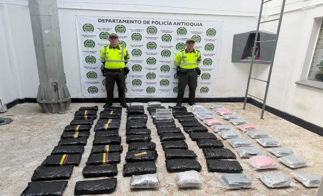 Dos polic&iacute;as custodian marihuana creepy incautada