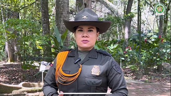 Femenina del grupo de carabineros y protección ambiental 