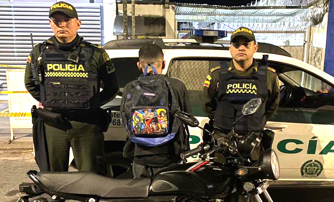 Mediante labores de patrullaje fue sorprendido cuando cometía esta conducta delictiva y al notar la presencia de las autoridades intentó huir en una motocicleta que fue inmovilizada y puesta a disposición de la fiscalía.