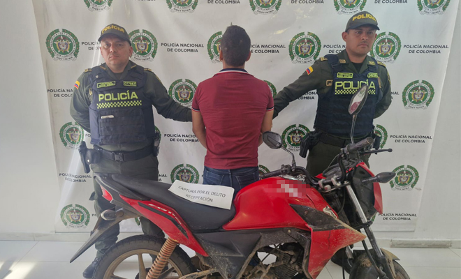 A través de las actividades de registro y solicitud de antecedentes las autoridades evidenciaron que la motocicleta figuraba hurtada desde el 15 de agosto del 2025.