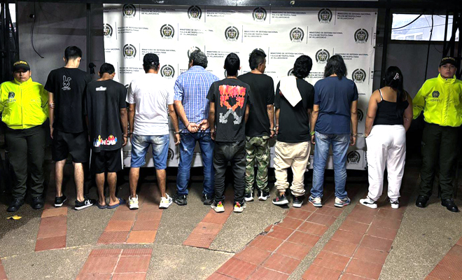 A través de cinco diligencias de registro y allanamiento, las autoridades capturaron a ocho personas mediante orden judicial y una en flagrancia, por los delitos de concierto para delinquir, tráfico de estupefacientes y uso de menores de edad para la comisión de delitos