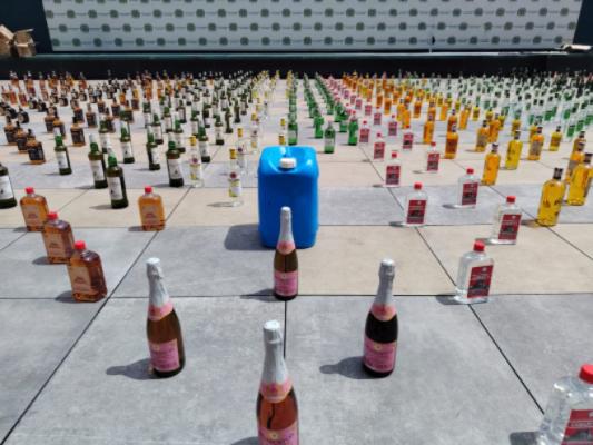 Establecimientos de comercio que funcionaban bajo la fachada de peluquería y centro de estética, para almacenar el licor