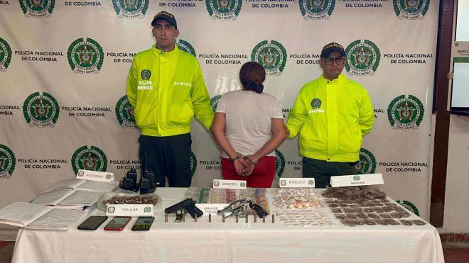 La Policía Nacional en Bucaramanga capturó a una mujer conocida como "Lucrecia"   en su poder le fueron encontradas armas y gran cantidad de estupefacientes