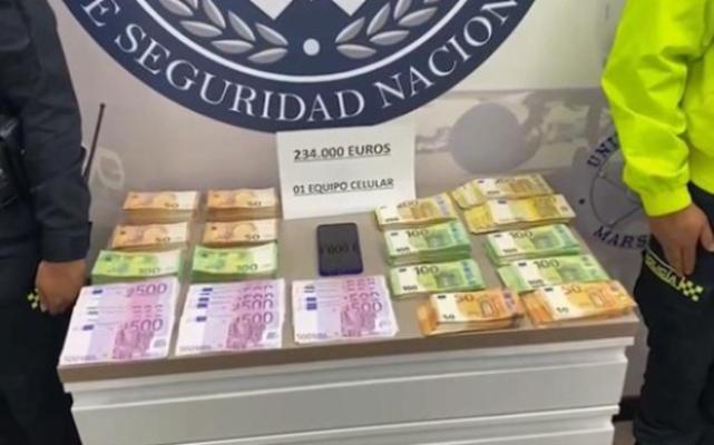 impactando con la estrategia de controles en el aeropuerto el dorado nuestros uniformados logran incautar más de mil millones de pesos en euros .