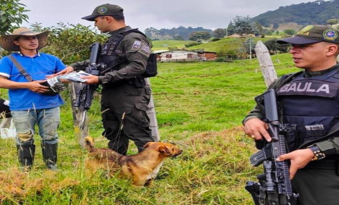 Los policías, formados para imponerse con autoridad, comenzaron a suavizar el tono 