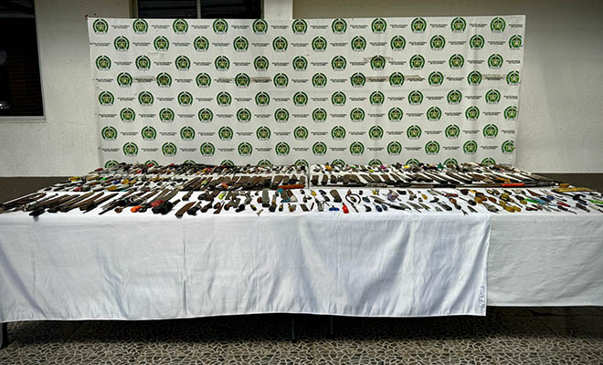 Entre los elementos retirados de las calles se encuentran machetes, navajas, cuchillos, destornilladores y otras armas cortopunzantes