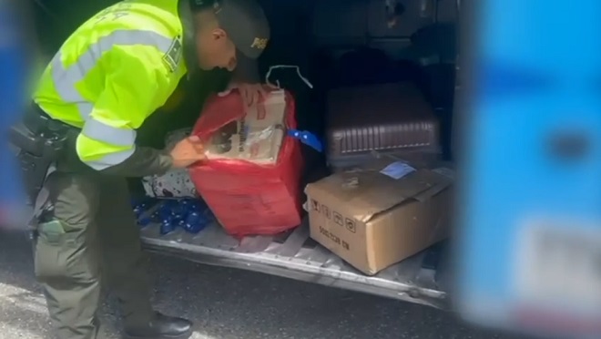 Marihuana oculta en el maletero de bus