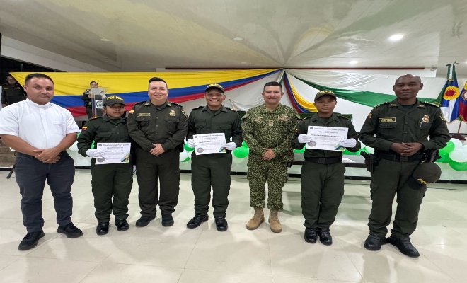 Juramento a la bandera de Auxiliares de Policía en Inírida