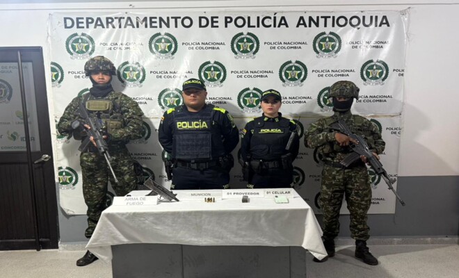 Dos Policías y dos soldados custodian material de guerra incautado