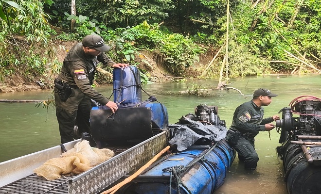 Polic&iacute;as destruyendo maquinaria de explotaci&oacute;n Minera 