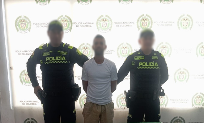 Dos policías con un capturado