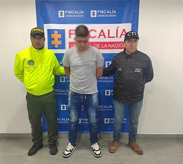 Por hechos que habrían ocurrido en el año 2021, se emitió una orden judicial en contra de una persona.   