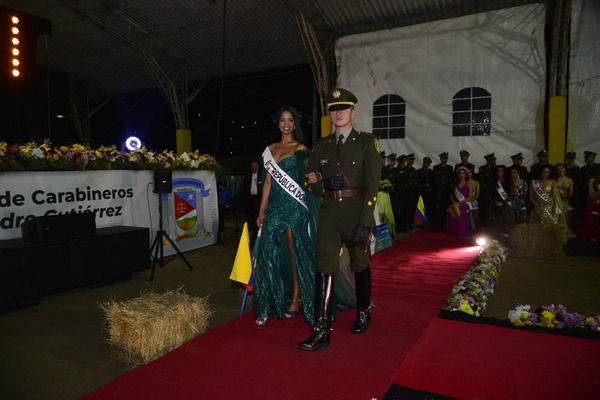 Las aspirantes iniciaron su desfile acompañadas por los edecanes de la Escuela de Cadetes de Policía General Francisco General Santander