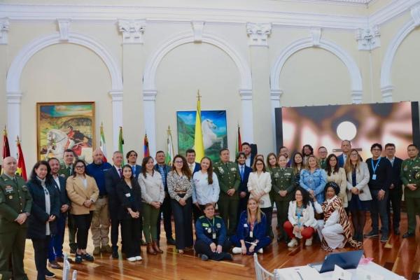 Fotografía final con los participantes del evento denominado taller insumos, para la creación de los estándares del comandante de estación de policía