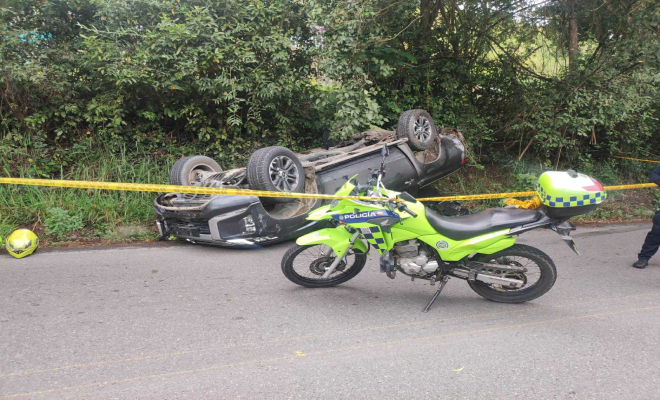 Vehículo volcado, bolsas de marihuana empaquetada fuera de el en el piso, cerca hay una motocicleta de la Policía Nacional