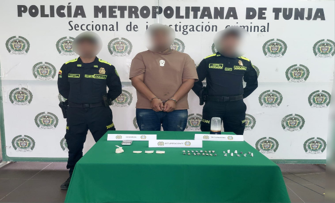 Dos polic&iacute;as con un capturado y elementos incautados