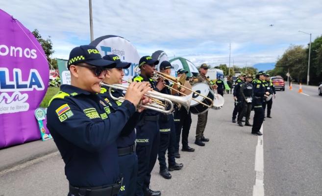 Papayera de la Policía Metropolitana de Ibagué realizando bienvenida en el peaje a turistas