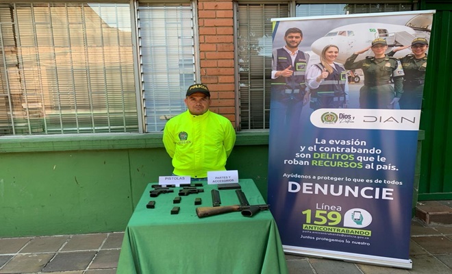 Policía de Polfa con Partes Armas de fuego incautadas 