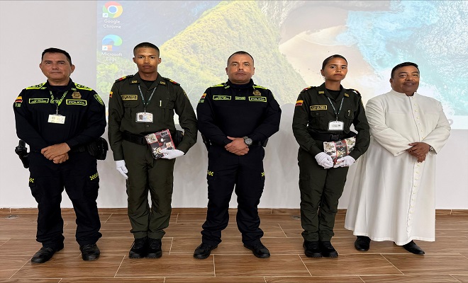 Señor Coronel Comandante del Departamento de Policía Magdalena Medio, en compañía del señor Suboficial de Comando, el señor Capellán y dos Auxiliares de Policía exaltados por su disciplina y compromiso   