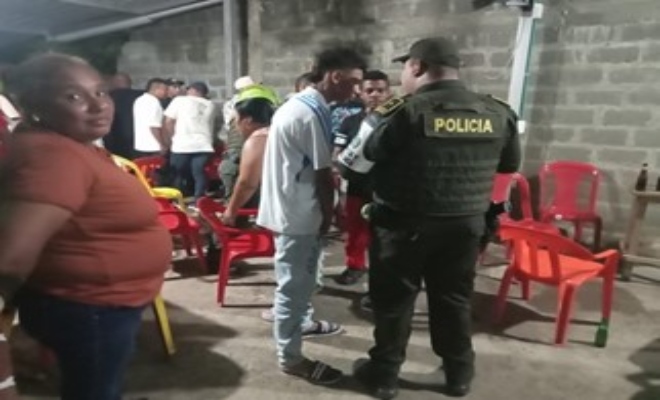 Uniformados realizando registros a personas y establecimientos comerciales 