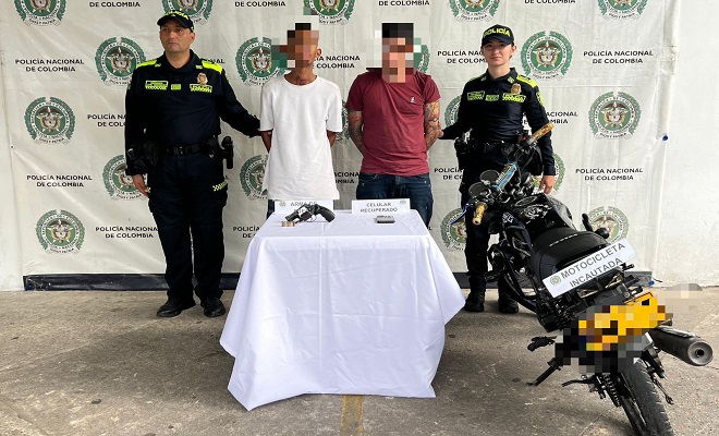 Dos sujetos señalados de portar ilegalmente un arma de fuego y de haber cometido minutos antes un hurto a ciudadano
