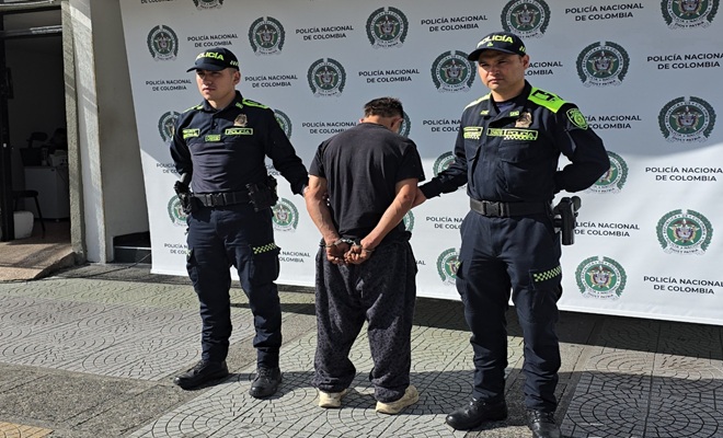 dos uniformados y un capturado 