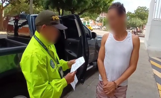 Policía dándole a conocer los derechos al capturado. 