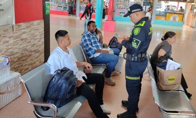 Un funcionario policial solicitando antecedentes por PDA