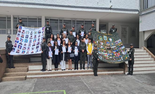 Policías y comunidad con un mural de memoria