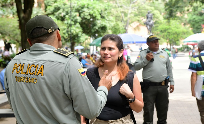 Policías de turismo con turistas