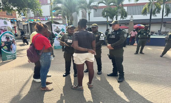 Policías hablando con la comunidad